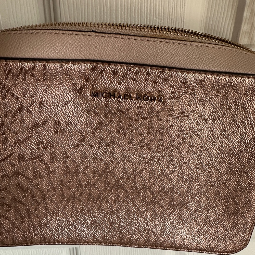 Michael Kors Metallic Jet-set purse/crossbody purse ( outlet )